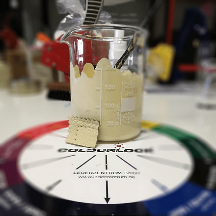 Краска для кожи COLOURLOCK лазурно-голубой Lederfarbe azurblau 250 мл слайд 3 Краска для кожи COLOURLOCK лазурно-голубой Lederfarbe azurblau 250 мл слайд 3