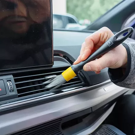 Набор состоит из трех кистей, для очистки очистить салон автомобиля Interior Brush Set слайд 3
